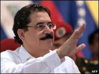 O presidente deposto de Honduras, Manuel Zelaya, durante encontro de emergência da Alba no último domingo (AFP)