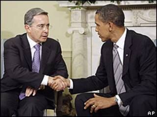 Mario Uribe (izq.) y Barack Obama el 29 de junio.