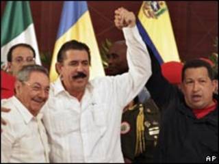 O presidente deposto de Honduras, Manuel Zelaya (no centro), entre o presidente cubano Raúl Castro (esq.) e o venezuelano Hugo Chávez , em reunião do SICA, nesta segunda-feira (AP)