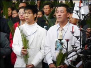 Luật sư Lê Trần Luật (bên phải)