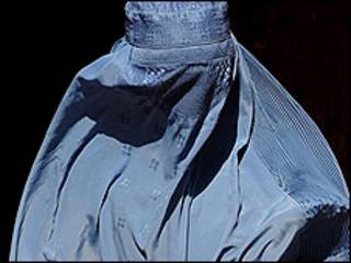Mulher vestindo o niqab