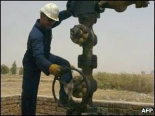 عامل في مصفاة نفط عراقية