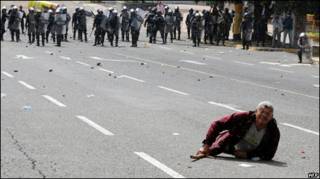 Manifestante durante enfrentamiento con la policía en Tegucigalpa
