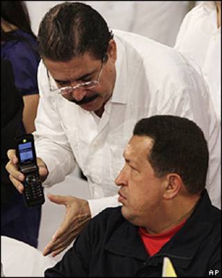 Zelaya entrega um celular a Chávez (arquivo)