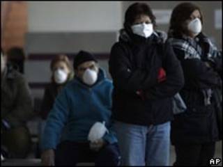 Argentinos tentam prevenir a gripe suína. Foto AP