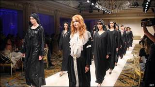 Desfile de abayas en París.