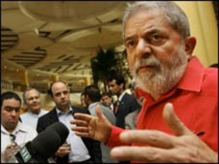O presidente Luiz Inácio Lula da Silva concede entrevista coletiva à imprensa estrangeira ao desembarcar em Trípoli, capital da Líbia, nesta terça-feira (Foto: Ricardo Stuckert / PR)