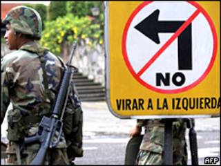 Soldado hondureño cerca de la Casa Presidencial
