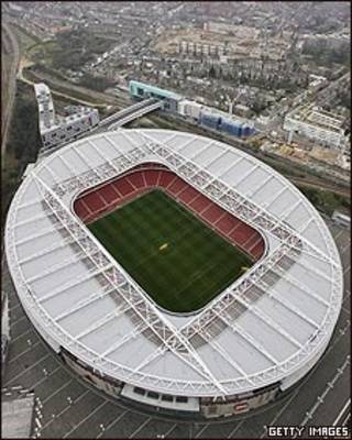 Vista aérea de estadio de fútbol en Londres (imagen de archivo)