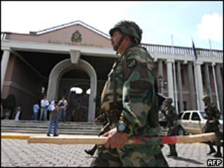 Militares hondureños se mantienen resguardando edificios públicos