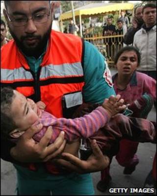Criança palestina ferida é levada a hospital Kamal Adwan (janeiro de 2009)