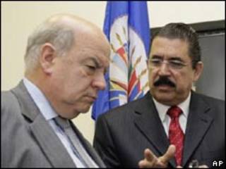 O secretário-geral da OEA, José Miguel Insulza (esq.), e o presidente deposto de Honduras, Manuel Zelaya, após encontro da OEA em Washington, na última quarta-feira (AP)