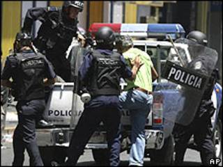 Policiais hondurenhos prendem manifestante pró-Zelaya em San Pedro Sula