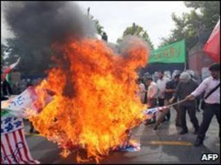 Estudiantes iraníes queman banderas británicas y de EE.UU., durante una protesta fuera de la embajada británica en Teherán el 23 de junio de 2009