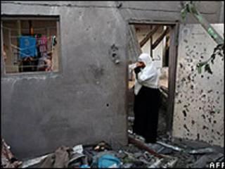 فتاة في منزل مهدم في قطاع غزة