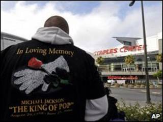 Fã em frente ao ginásio Staples Centre, em Los Angeles. Foto: AP