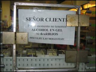 Cartel anunciando la falta de mascarillas y alcohol en gel.