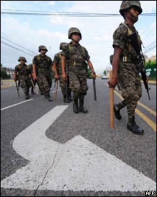 Exército patrulha a avenida João Paulo 2º em Honduras, no sábado