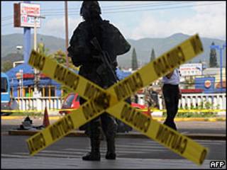 Soldado hondurenho patrulha aeroporto de Tegucigalpa