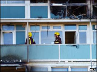 Bombeiros inspecionam um dos andares atingidos por incêndio