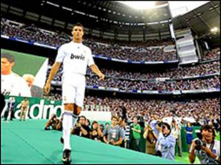 لم يسبق ان اكتظ ملعب بهذا الشكل لاستقبال لاعب جديد