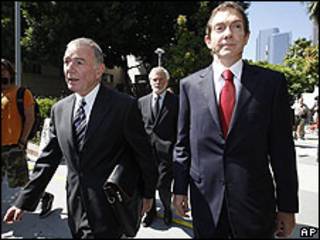 John Branca, derecha y Howard Weitzman