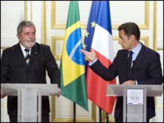 Lula e Sarkozy no Palácio do Eliseu (AP Photo/Gonzalo Fuentesl)