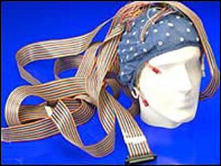 Modelo de cabeza con cables