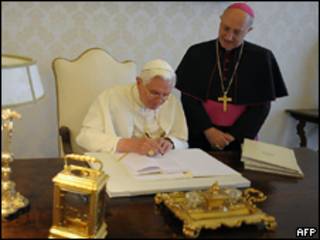 Imagem divulgada pelo Vaticano mostra o papa Bento 16 assinando encíclica na última segunda-feira (AFP, 7/7)