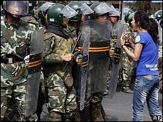 Manifestante frente a las fuerzas antidisturbios en Xianjiang
