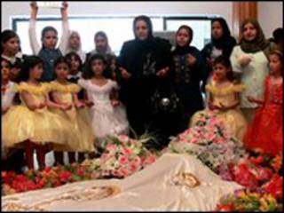 De visita a la tumba de Saddam / Foto de 2008
