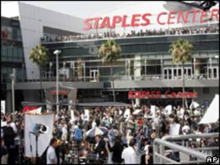 Fãs e imprensa reunidos em frente ao Staples Center, em Los Angeles (AP)