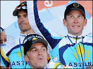 Lance Armstrong (derecha) celebrando junto a su equipo la victoria en la etapa del Tour de Francia, 7 julio 2009