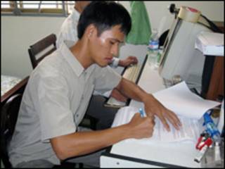 Nguyễn Tiến Trung ký vào biên bản khi bị bắt (ảnh của báo CAND)