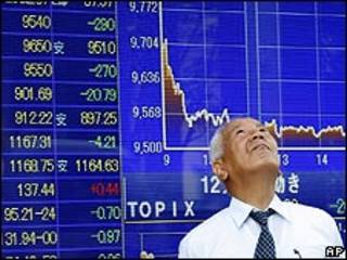 Hombre de negocios japonés mira los datos de la bolsa de Tokio.