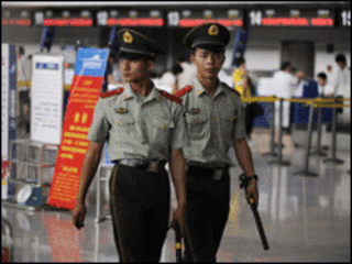Policiais chineses em Urumqi