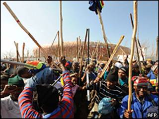 Huelga a las afueras del Soccer City Stadium en Soweto, a las afueras de Johanesburgo