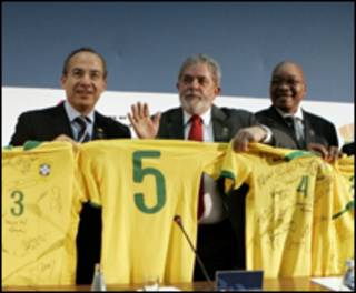 Lula distribuiu camisas da Seleção com autógrafos de jogadores