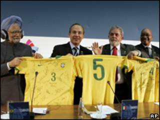O presidente Luiz Inácio Lula da Silva presenteia com camisas da seleção brasileira os líderes da Índia, Manmohan Singh (E), do México, Felipe Calderón, e da África do Sul, Jacob Zuma (D)