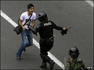 Estudiante es golpeado por la policía en Teherán