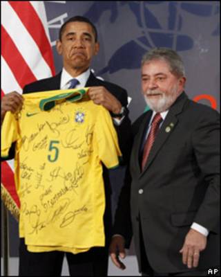 Obama e Lula com camisa da Seleção