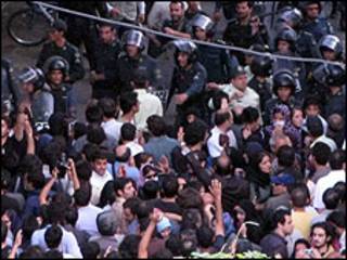 برخورد پلیس با تظاهرکنندگان پس از انتخابات