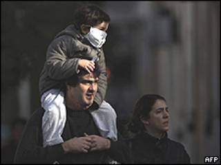 Niño con mascarilla
