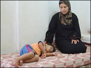 Madre palestina cuida a su hijo enfermo.