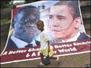 Niño frente a cartel de Obama y Atta Mills