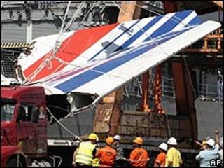 Pedaço dos destroços do AF 447 retirado do Atlântico