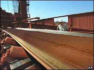 Correa transportadora de mineral ferroso