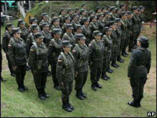 Grupo de mujeres graduadas como guardaespaldas en Colombia