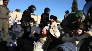 Policiais e manifestantes em Jerusalém