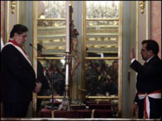 Alan García, presidente del Perú, toma juramento a Javier Velásquez, nuevo presidente del Consejo de Ministros.